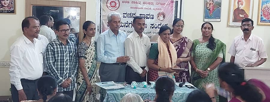 ಶರಣ ಸಾಹಿತ್ಯ ಪರಿಷತ್ತು ಆಯೋಜಿಸಿರುವ ಮನೆ– ಮನೆಗೆ ಶರಣ ಸಂದೇಶ ಕಾರ್ಯಕ್ರಮದಲ್ಲಿ ಮ.ಗು.ಸದಾನಂದಯ್ಯ ಅವರು ಆಶಾ ಬಸವರಾಜ್‌ ಅವರನ್ನು ಸನ್ಮಾನಿಸಿದರು