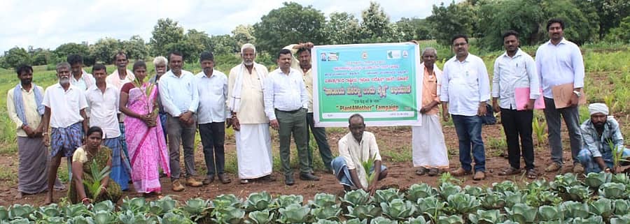 ಬ್ಯಾಡಗಿ ತಾಲ್ಲೂಕಿನ ಛತ್ರ ಗ್ರಾಮದಲ್ಲಿ ತಾಯಿಯ ಹೆಸರಲ್ಲಿ ಒಂದು ವೃಕ್ಷ ನೆಡುವ ಕಾರ್ಯಕ್ರಮವನ್ನು ತಾಪಂ ಇಒ ಕೆ.ಎಂ.ಮಲ್ಲಿಕಾರ್ಜುನ ಉದ್ಘಾಟಿಸಿದರು