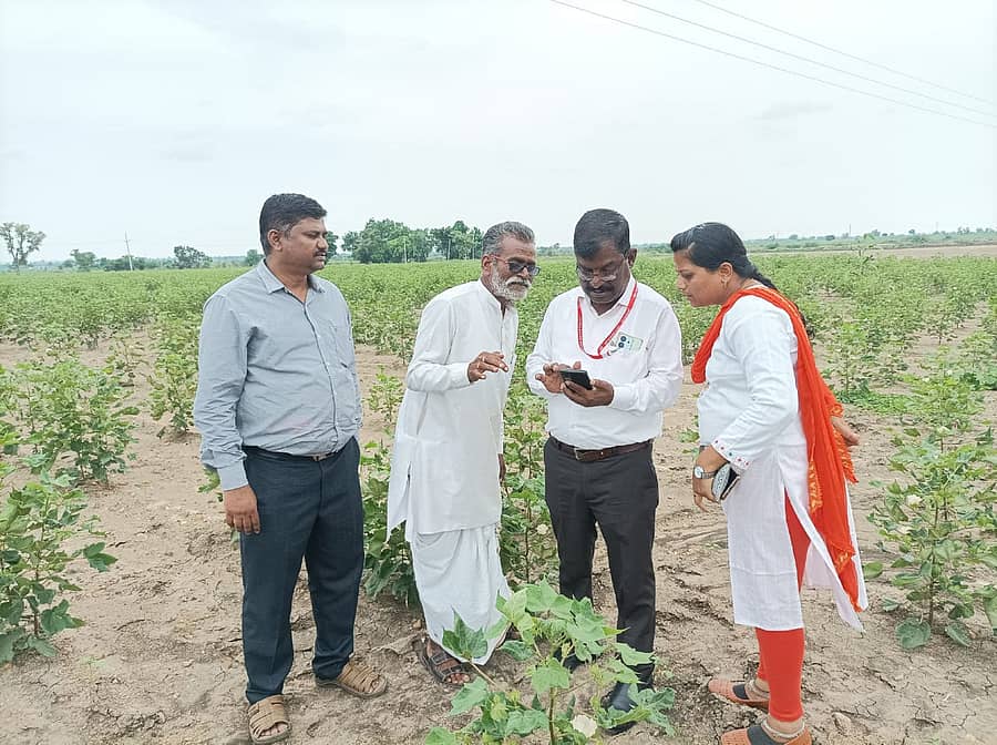ಸುರಪುರ ತಾಲ್ಲೂಕಿನ ಶೆಳ್ಳಗಿ ಗ್ರಾಮದಲ್ಲಿ ಗುರುವಾರ ತಹಶೀಲ್ದಾರ್ ಕೆ.ವಿಜಯಕುಮಾರ ಬೆಳೆ ಸಮೀಕ್ಷೆ ಕಾರ್ಯ ವೀಕ್ಷಿಸಿದರು. ಸಹಾಯಕ ಕೃಷಿ ನಿರ್ದೇಶಕ ಭೀಮರಾಯ ಹವಾಲ್ದಾರ್, ಶಿವಣ್ಣ ಮೇಟಿಗೌಡ ಇದ್ದರು