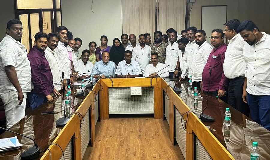 ಮಾಜಿ ಸಚಿವ ವಿನಯಕುಮಾರ್ ಸೊರಕೆ ನೇತೃತ್ವದ ಕಾಂಗ್ರೆಸ್ ಪಕ್ಷದ ನಿಯೋಗ ಲೋಕೋಪಯೋಗಿ ಸಚಿವ ಸತೀಶ್ ಜಾರಕಿಹೊಳಿ ಅವರಿಗೆ ತೆರಳಿ ಮನವಿ ಸಲ್ಲಿಸಿತು