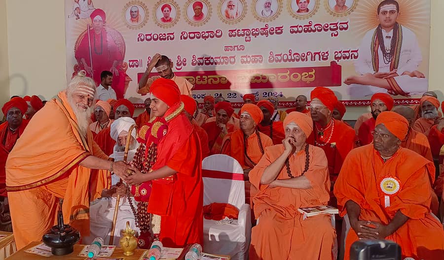 ಮಾಗಡಿ ತಾಲೂಕಿನ ಗುಮ್ಮಸಂದ್ರ ರುದ್ರಮುನೀಶ್ವರ ಮಠದ ಉತ್ತರಾಧಿಕಾರಿಯಾಗಿ ನೂತನ ವಟುವಿಗೆ ಓಂಕಾರ ಸ್ವಾಮೀಜಿಯಾಗಿ ಪಟ್ಟಾಭಿಷೇಕವನ್ನು ಮಹೋತ್ಸವದಲ್ಲಿ ನೊಣವಿನಕೆರೆ ವೃಷಭ ಶಿವಯೋಗಿಶ್ವರ ಸ್ವಾಮೀಜಿ ಸನ್ಮಾನಿಸಿದರು.