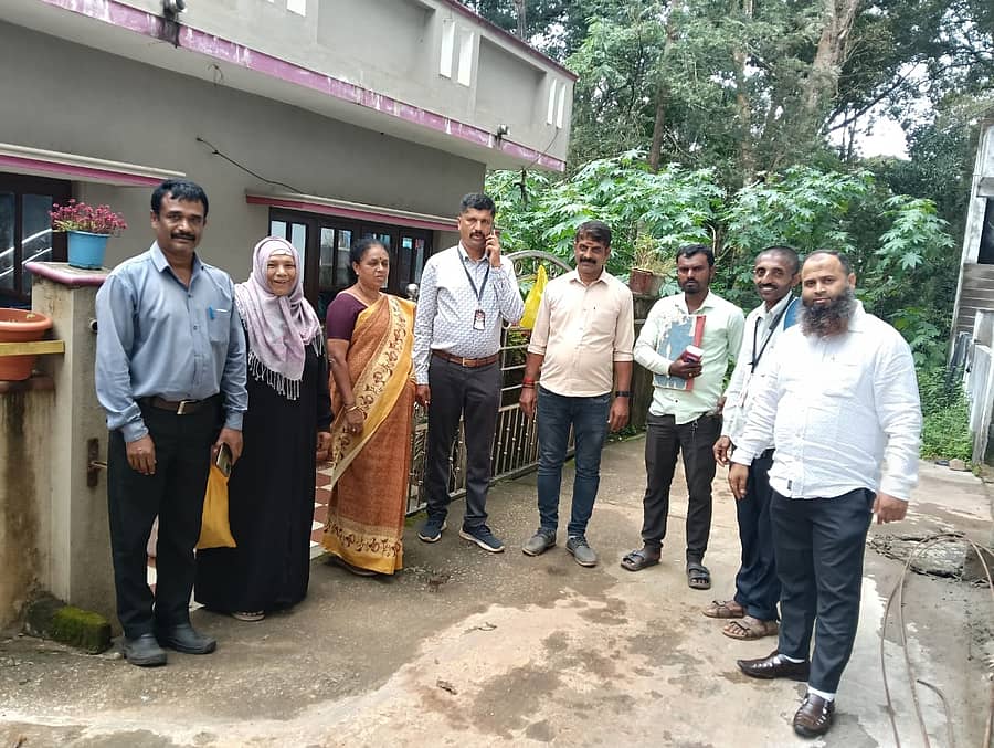 ಸುಂಟಿಕೊಪ್ಪ ಗ್ರಾಮ ಪಂಚಾಯತಿ ವ್ತಾಪ್ತಿಯಲ್ಲಿ ಕರ ವಸೂಲಿ ಅಭಿಯಾನಕ್ಕೆ ಅಧಿಕೃತವಾಗಿ ಅಧ್ಯಕ್ಷ ಪಿ.ಆರ್.ಸುನಿಲ್ ಕುಮಾರ್ ಮತ್ತು ಪಿಡಿಒ ಲೋಕೇಶ್ ಚಾಲನೆ ನೀಡಿದರು