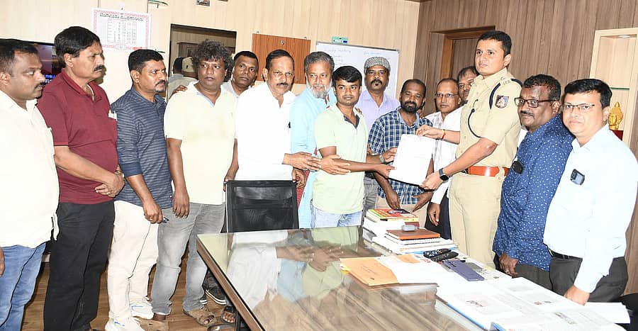 ಶಿವಮೊಗ್ಗದಲ್ಲಿ ಗುರುವಾರ ಜಿಲ್ಲಾ ಕಾರ್ಯನಿರತ ಪತ್ರಕರ್ತರ ಸಂಘ ಹಾಗೂ ಪ್ರೆಸ್ ಟ್ರಸ್ಟ್ ವತಿಯಿಂದ ಎಸ್ಪಿ ಜಿ.ಕೆ.ಮಿಥುನ್ಕುಮಾರ್ ಅವರಿಗೆ ಮನವಿ ಸಲ್ಲಿಸಲಾಯಿತು