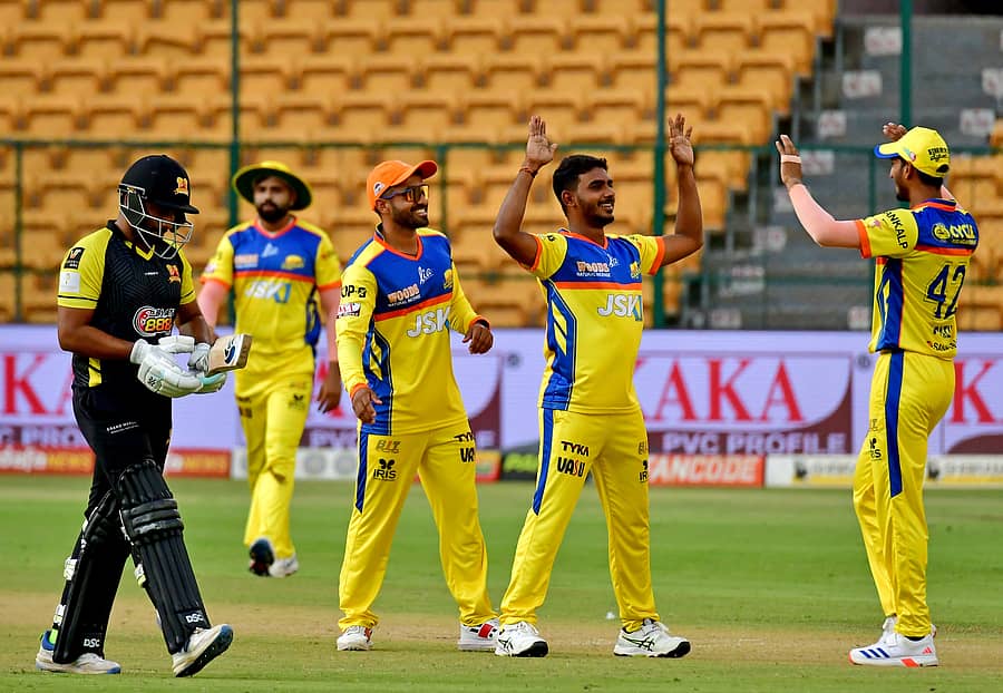 ಮಹಾರಾಜ ಟ್ರೋಫಿ ಕ್ರಿಕೆಟ್ ಟೂರ್ನಿಯಲ್ಲಿ ಗುರುವಾರ ನಡೆದ ಪಂದ್ಯದಲ್ಲಿ ಮೈಸೂರು ವಾರಿಯರ್ಸ್ ತಂಡದ ಬೌಲರ್ ದೀಪಕ್ ದೇವಾ ಅವರು ಶಿವಮೊಗ್ಗ ಲಯನ್ಸ್ ತಂಡದ ನಿಹಾಲ್ ಉಳ್ಳಾಲ್ ಅವರ ವಿಕೆಟ್ ಪಡೆದು ಸಂಭ್ರಮಿಸಿದರು –ಪ್ರಜಾವಾಣಿ ಚಿತ್ರ/ಕೃಷ್ಣಕುಮಾರ್ ಪಿ.ಎಸ್.