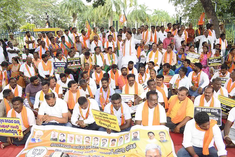 ಮಂಡ್ಯ ನಗರದಲ್ಲಿ ಗುರುವಾರ ನಡೆದ ಬಿಜೆಪಿ ಪ್ರತಿಭಟನೆಯಲ್ಲಿ ವಿಧಾನಸಭೆ ವಿರೋಧ ಪಕ್ಷದ ನಾಯಕ ಆರ್‌.ಆಶೋಕ್‌ ಮಾತನಾಡಿದರು   