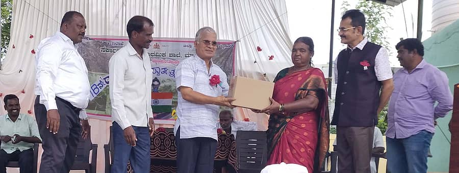 ತಿ. ನರಸೀಪುರ ತಾಲ್ಲೂಕಿನ ಮಾವಿನಹಳ್ಳಿ ಗ್ರಾಮದ ಸರ್ಕಾರಿ ಹಿರಿಯ ಪ್ರಾಥಮಿಕ ಶಾಲೆಗೆ ಅಮೆರಿಕಾದ ಎಂಪವರ್ ಅಟ್ಲಾಂಟ, ಸೇವಾ ಮಂದಾರ ಹಾಗೂ ಬೆಂಗಳೂರಿನ ರೋಟರಿ ಕ್ಲಬ್ ವತಿಯಿಂದ ಎಲ್ಸಿಡಿ ಪ್ರೊಜೆಕ್ಟರ್ ನೀಡಲಾಯಿತು