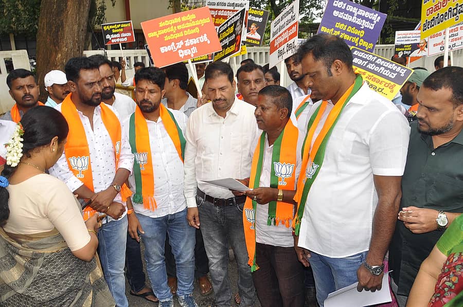 ಬಿಜೆಪಿ ಜಿಲ್ಲಾ ಘಟಕದ ವತಿಯಿಂದ ಗುರುವಾರ ಹಾಸನದಲ್ಲಿ ಪ್ರತಿಭಟನೆ ನಡೆಸಿ, ಜಿಲ್ಲಾಧಿಕಾರಿ ಸಿ.ಸತ್ಯಭಾಮಾ ಅವರಿಗೆ ಮನವಿ ಸಲ್ಲಿಸಲಾಯಿತು.
