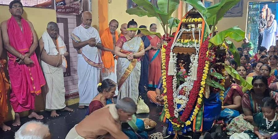 ಹಾನಗಲ್ ರಾಯರ ಮಠದಲ್ಲಿ ಆರಾಧನೆ ಉತ್ಸವದ ನಿಮಿತ್ತ ಗುರುವಾರ ರಥೋತ್ಸವ ನಡೆಯಿತು