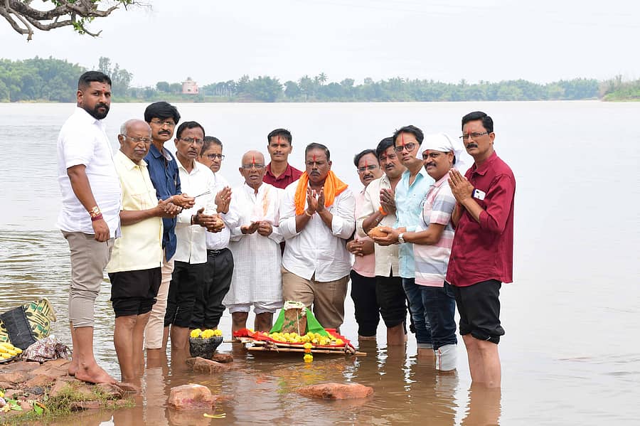 ರಬಕವಿಯ ಶಂಕರಲಿಂಗ ದೇವಸ್ಥಾನ ಟ್ರಸ್ಟ್ ಸದಸ್ಯರು ಮಲ್ಲಿಕಾರ್ಜುನ ದೇವರ ಜಾತ್ರೆಯ ಅಂಗವಾಗಿ ಕೃಷ್ಣಾ ನದಿಗೆ ಬಾಗಿನ ಅರ್ಪಿಸಿದರು