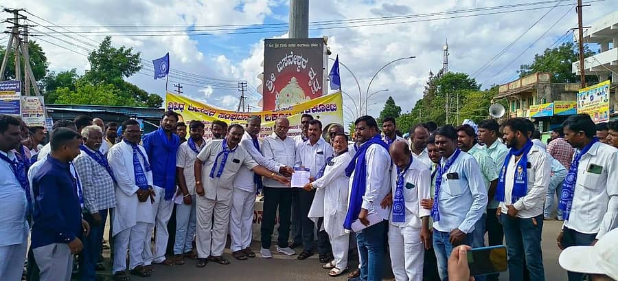 ಪರಿಶಿಷ್ಟ ಸಮುದಾಯದ ನೌಕರ ಶಶಿಕಾಂತ ಬೆನ್ನೂರ ಆತ್ಮಹತ್ಯೆಗೆ ಕಾರಣರಾದವರ ವಿರುದ್ಧ ಕಠಿಣ ಕಾನೂನು ಕ್ರಮ ಜರುಗಿಸುವಂತೆ ಒತ್ತಾಯಿಸಿ ತಾಳಿಕೋಟೆಯ ವಿವಿಧ ದಲಿತ ಪರ ಸಂಘಟನೆಗಳು ಒಕ್ಕೂಟದ ವತಿಯಿಂದ ತಹಶೀಲ್ದಾರ್ಗೆ ಮನವಿ ಸಲ್ಲಿಸಲಾಯಿತು