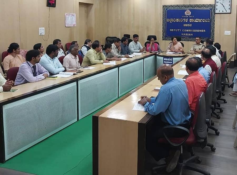 ಹಾಸನದ ಜಿಲ್ಲಾಧಿಕಾರಿ ಕಚೇರಿಯಲ್ಲಿ ಶುಕ್ರವಾರ ನಡೆದ ಸಭೆಯಲ್ಲಿ ಜಿಲ್ಲಾಧಿಕಾರಿ ಸಿ.ಸತ್ಯಭಾಮಾ ಮಾತನಾಡಿದರು.