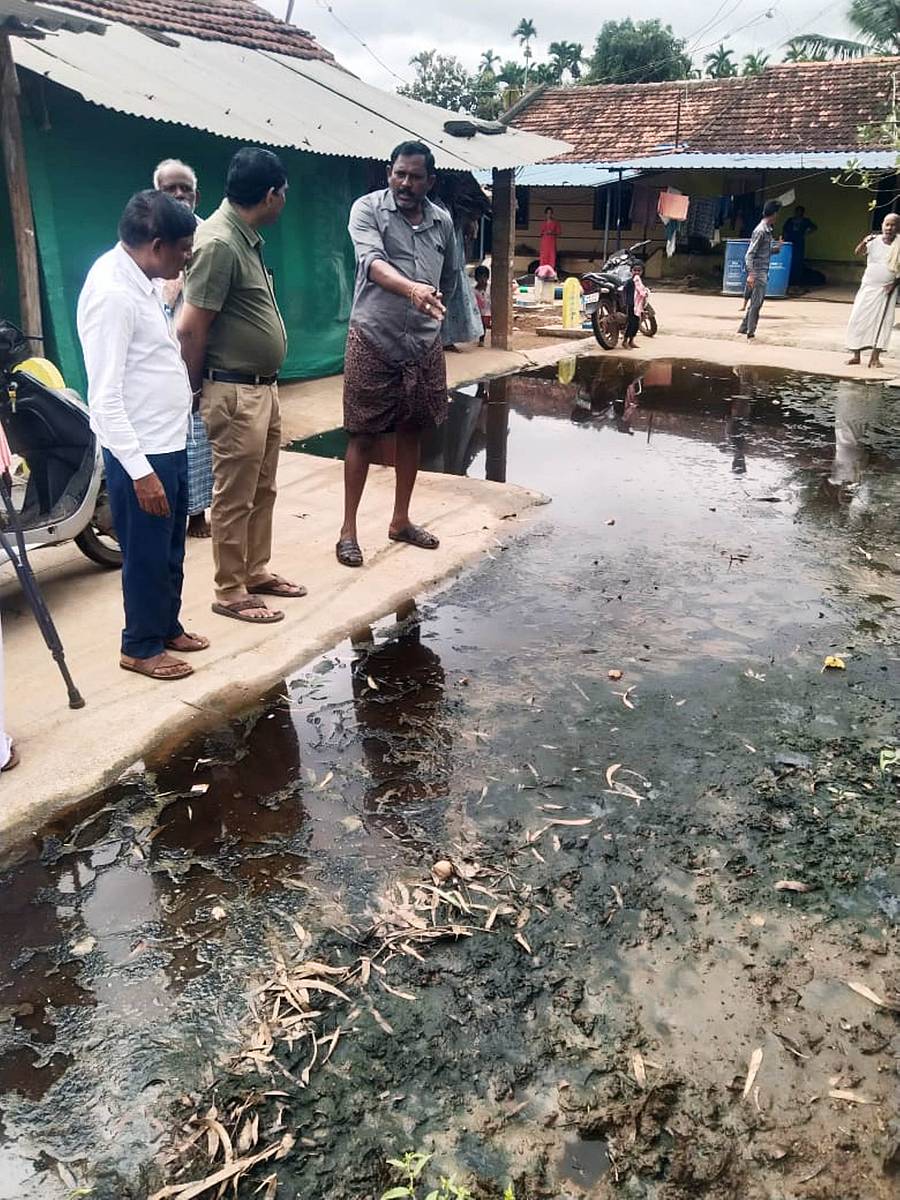 ಸಾಸ್ವೆಹಳ್ಳಿ ಸಮೀಪದ ಹುಣಸಘಟ್ಟದಲ್ಲಿ ಚರಂಡಿ ನೀರು ರಸ್ತೆ ಮೇಲೆ ಹರಿದು ಕೊಳಚೆ ಕಟ್ಟಿಕೊಂಡಿರುವುದನ್ನು ಗ್ರಾಮಸ್ಥರು ಅಧಿಕಾರಿಗಳಿಗೆ ತೋರಿಸಿದರು