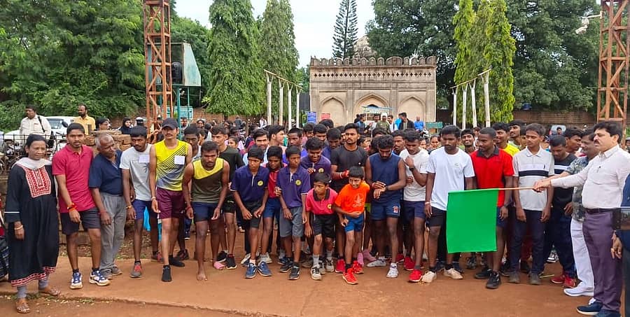 ಬೀದರ್ನಲ್ಲಿ ಶುಕ್ರವಾರ ಹಮ್ಮಿಕೊಂಡಿದ್ದ ಮ್ಯಾರಥಾನ್ಗೆ ಜಿಲ್ಲಾ ಶಸ್ತ್ರಚಿಕಿತ್ಸಕ ಡಾ.ಮಹೇಶ ಬಿರಾದಾರ ಹಸಿರು ನಿಶಾನೆ ತೋರಿದರು