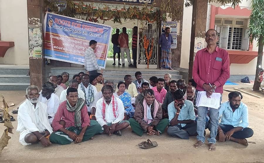 ಗುಂಡ್ಲುಪೇಟೆ ಪಟ್ಟಣದ ತಾಲ್ಲೂಕು ಕಚೇರಿ ಮುಂಭಾಗ ಬಿಡುಗಡೆ ಪತ್ರ ಕೊಡಿಸುವಂತೆ ಒತ್ತಾಯಿಸಿ ರೂಟ್ ಫಾರ್ ಫ್ರೀಡಂ ಸಂಘಟನೆ ನೇತೃತ್ವದಲ್ಲಿ ಜೀತ ವಿಮುಕ್ತರು ಪ್ರತಿಭಟನೆ ನಡೆಸಿದರು