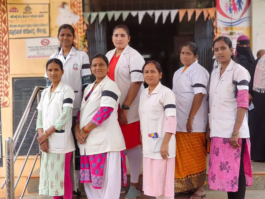 ಬೀದರ್ನ ಬಿದ್ರಿ ಕಾಲೊನಿಯ ಸಮುದಾಯ ಆರೋಗ್ಯ ಕೇಂದ್ರದ ಎನ್ಎಚ್ಎಂ ಒಳಗುತ್ತಿಗೆಯಲ್ಲಿ ಕೆಲಸ ಮಾಡುತ್ತಿರುವ ನರ್ಸ್ಗಳು ಶುಕ್ರವಾರ ಕಪ್ಪು ಪಟ್ಟಿ ಧರಿಸಿಕೊಂಡು ಸಾಂಕೇತಿಕವಾಗಿ ಪ್ರತಿಭಟನೆ ನಡೆಸಿದರು