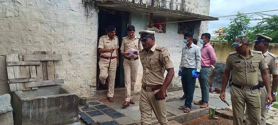 ಮುದಗಲ್ ಸಮುದಾಯ ಆರೋಗ್ಯ ಕೇಂದ್ರದ ವಸತಿ ಗೃಹದಲ್ಲಿ ಕೊಲೆ ನಡೆದ ಸ್ಥಳಕ್ಕೆ ಜಿಲ್ಲಾ ಪೊಲೀಸ್ ವರಿಷ್ಠಾಧಿಕಾರಿ ಪುಟ್ಟಮಾದಯ್ಯ ಭೇಟಿ ನೀಡಿ ಪರಿಶೀಲನೆ ಮಾಡಿದರು