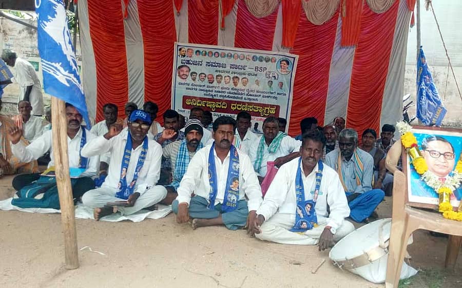 ಸೋಲಾರ್ ಪಾರ್ಕ್ನಲ್ಲಿ ತಾಲ್ಲೂಕಿನ ಯುವಜನರಿಗೆ ಹೆಚ್ಚಿನ ಉದ್ಯೋಗಾವಕಾಶ ಕಲ್ಪಿಸುವಂತೆ ಒತ್ತಾಯಿಸಿ ಪಾವಗಡ ತಹಶೀಲ್ದಾರ್ ಕಚೇರಿ ಮುಂಭಾಗ ಶುಕ್ರವಾರ ಬಹುಜನ ಸಮಾಜ ಪಕ್ಷದ ಪದಾಧಿಕಾರಿಗಳು ಧರಣಿ ನಡೆಸಿದರು