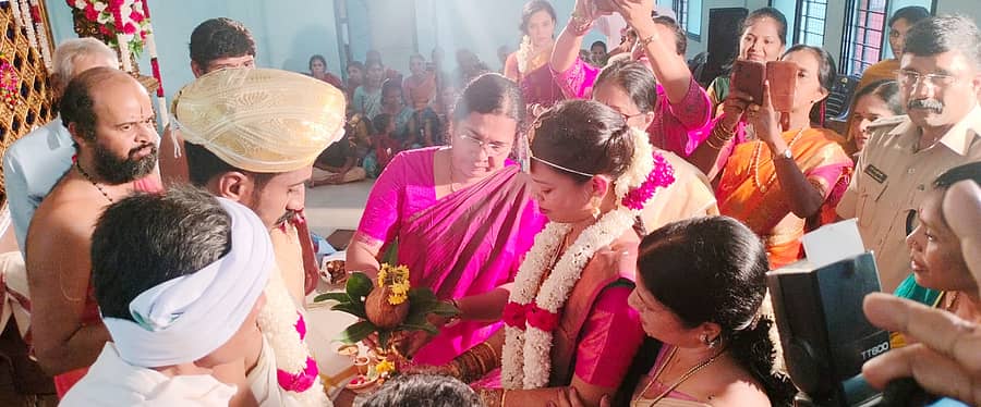 ಜಿಲ್ಲಾಧಿಕಾರಿ ಕೆ. ವಿದ್ಯಾಕುಮಾರಿ ಅವರು ಧಾರೆ ಎರೆದುಕೊಟ್ಟರು