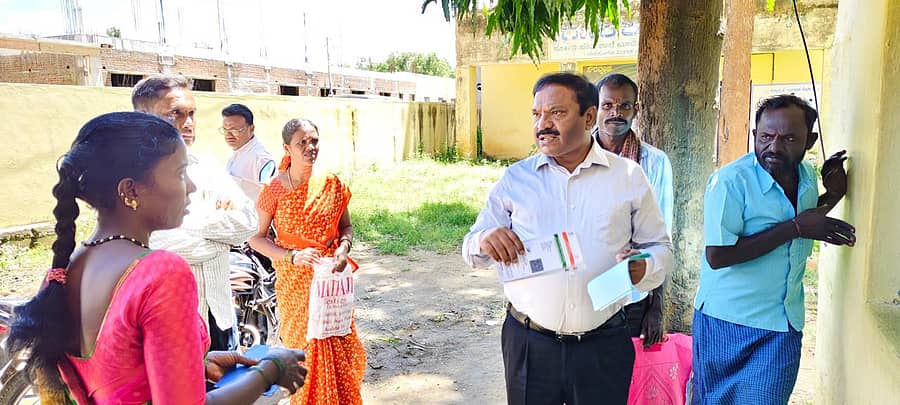 ಬಂಗಾರಪೇಟೆ ಬೂದಿಕೋಟೆ ಹೋಬಳಿಯ ನಾಡಕಚೇರಿಗೆ ಶುಕ್ರವಾರ ದಿಢೀರ್ ಭೇಟಿ ನೀಡಿದ ಜಿಲ್ಲಾಧಿಕಾರಿ ಅಕ್ರಂ ಪಾಷ ಪರಿಶೀಲನೆ ನಡೆಸಿದರು