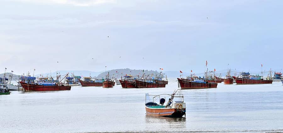 <div class="paragraphs"><p>ಕಾರವಾರ ಬೈತಕೋಲ ಮೀನುಗಾರಿಕೆ ಬಂದರು ಸಮೀಪ ಸಮುದ್ರದಲ್ಲಿ ಲಂಗರು ಹಾಕಿ ನಿಂತ ಮಲ್ಪೆ, ಕೇರಳ ರಾಜ್ಯದ ಮೀನುಗಾರಿಕಾ ಬೋಟ್ಗಳು.</p></div>