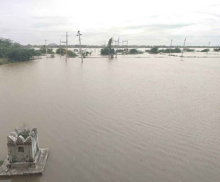 ಮಾನ್ವಿ ತಾಲ್ಲೂಕಿನ ಚೀಕಲಪರ್ವಿ ಗ್ರಾಮದ ಬಳಿ ಹರಿಯುವ ತುಂಗಭದ್ರಾ ನದಿ