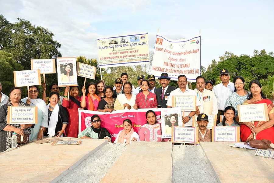 ಕೋಲ್ಕತ್ತಾದ ವೈದ್ಯಕೀಯ ಕಾಲೇಜು ವೈದ್ಯ ವಿದ್ಯಾರ್ಥಿನಿ ಮೇಲೆ ನಡೆದ ಅತ್ಯಾಚಾರ, ಕೊಲೆ ಪ್ರಕರಣ ಖಂಡಿಸಿ ‘ನಿವೃತ್ತ ಸೈನಿಕರ ಕ್ಷೇಮಾಭಿವೃದ್ಧಿ ಸಂಘ’ ಹಾಗೂ ‘ಮೈಸೂರು ಸಶಸ್ತ್ರ ಪಡೆಗಳ ಮಾಜಿ ಸೈನಿಕ ಸಂಘ’ದ ಸದಸ್ಯರು ನಗರದ ಹಳೆ ಜಿಲ್ಲಾಧಿಕಾರಿ ಕಚೇರಿ ಸಮೀಪದ ಯುದ್ಧ ಸ್ಮಾರಕದಲ್ಲಿ ಮೋಂಬತ್ತಿ ಹಿಡಿದು ಪ್ರತಿಭಟನೆ ನಡೆಸಿದರು