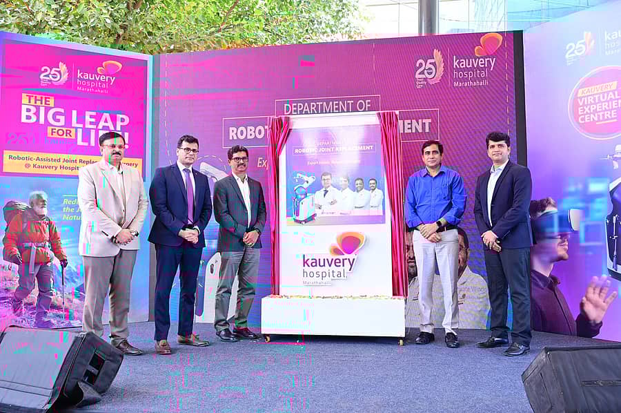ಕಾವೇರಿ ಆಸ್ಪತ್ರೆಯಲ್ಲಿ ರೋಬೊಟಿಕ್ಸ್ ತಂತ್ರಜ್ಞಾನ ಆಧಾರಿತ ಚಿಕಿತ್ಸಾ ವ್ಯವಸ್ಥೆಗೆ ಮನೋಜ್ ಕುಮಾರ್ ಮೀನಾ ಚಾಲನೆ ನೀಡಿದರು. ಕಾವೇರಿ ಆಸ್ಪತ್ರೆಯ ಕಾರ್ಯನಿರ್ವಾಹಕ ನಿರ್ದೇಶಕ ಡಾ.ವಿಜಯ್ ಭಾಸ್ಕರ್, ಮೂಳೆ ಚಿಕಿತ್ಸೆ ವಿಭಾಗದ ಮುಖ್ಯಸ್ಥ ಡಾ. ರಘು ನಾಗರಾಜ್ ಹಾಗೂ ವೈದ್ಯರು ಉಪಸ್ಥಿತರಿದ್ದರು.