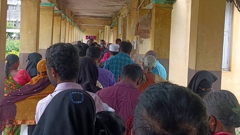 ಕೆ.ಆರ್‌ ಆಸ್ಪತ್ರೆ ಆವರಣದಲ್ಲಿರುವ ಕಣ್ಣಿನ ತಪಾಸಣೆ ಮಾಡುವ ಕೊಠಡಿಯ ಗೋಡೆಗಳು ಶಿಥಿಲಗೊಂಡಿರುವುದು