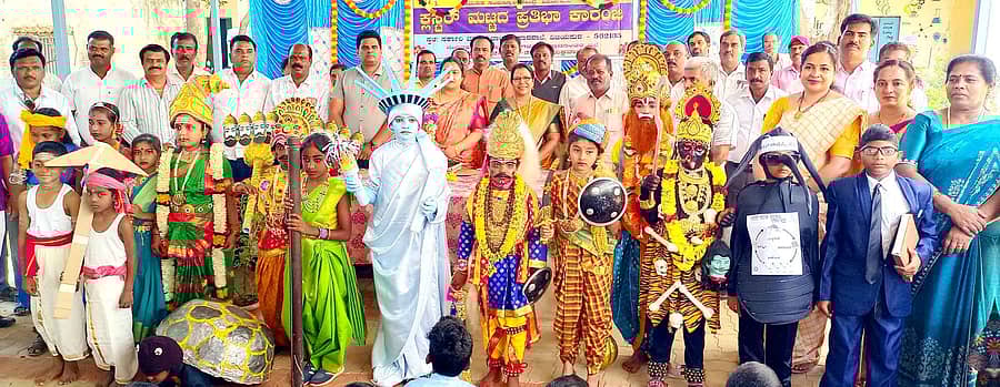 ವಿಜಯಪುರ ಜಿಕೆಬಿಎಂಎಸ್ ಶಾಲೆಯಲ್ಲಿ ನಡೆದ ಕ್ಲಸ್ಟರ್ ಹಂತದ ಪ್ರತಿಭಾ ಕಾರಂಜಿಯಲ್ಲಿ ವಿವಿಧ ವೇಷದಲ್ಲಿ ಮಿಂಚಿದ ಚಿಣ್ಣರು