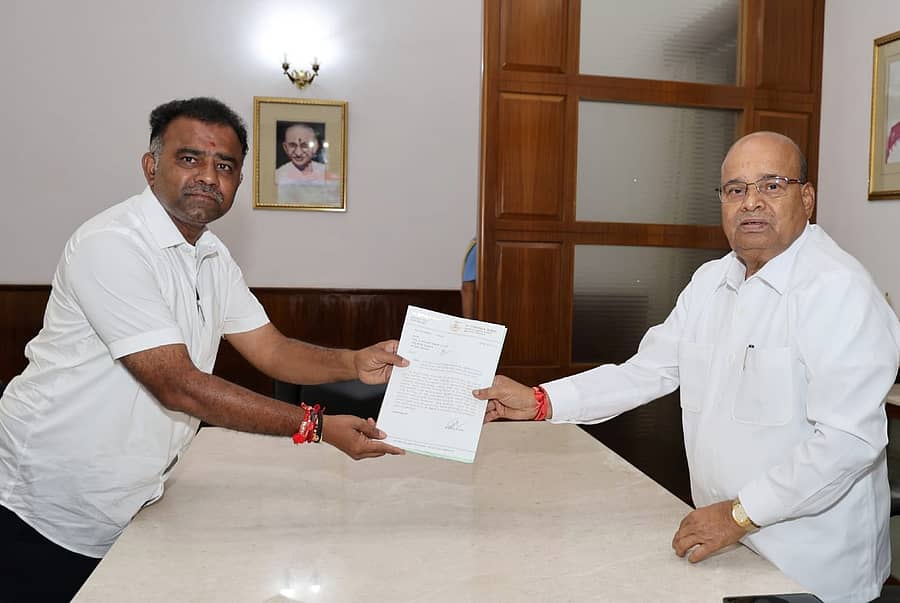 ಶಾಸಕ ಡಾ.ಶೈಲೇಂದ್ರ ಬೆಲ್ದಾಳೆ ಅವರು ಬೆಂಗಳೂರಿನಲ್ಲಿ ರಾಜ್ಯಪಾಲ ಥಾವರ ಚಂದ್ ಗೆಹಲೋತ್ ಅವರಿಗೆ ಮನವಿ ಸಲ್ಲಿಸಿದರು