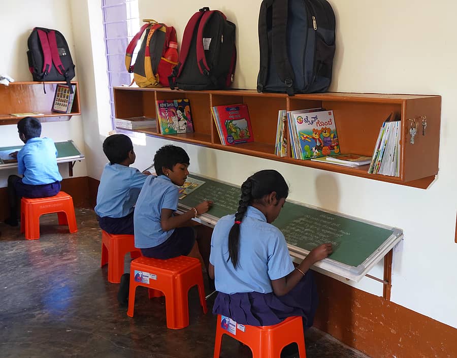 ಶಿಡ್ಲಘಟ್ಟ ತಾಲ್ಲೂಕಿನ ಹುಜುಗೂರು ಸರ್ಕಾರಿ ಕಿರಿಯ ಪ್ರಾಥಮಿಕ ಶಾಲೆಯಲ್ಲಿ ರೂಪಿಸಿರುವ ಮಕ್ಕಳಿಗೆ ಅವರದೇ ಸ್ವಂತದ್ದಾದ ಬೋರ್ಡ್