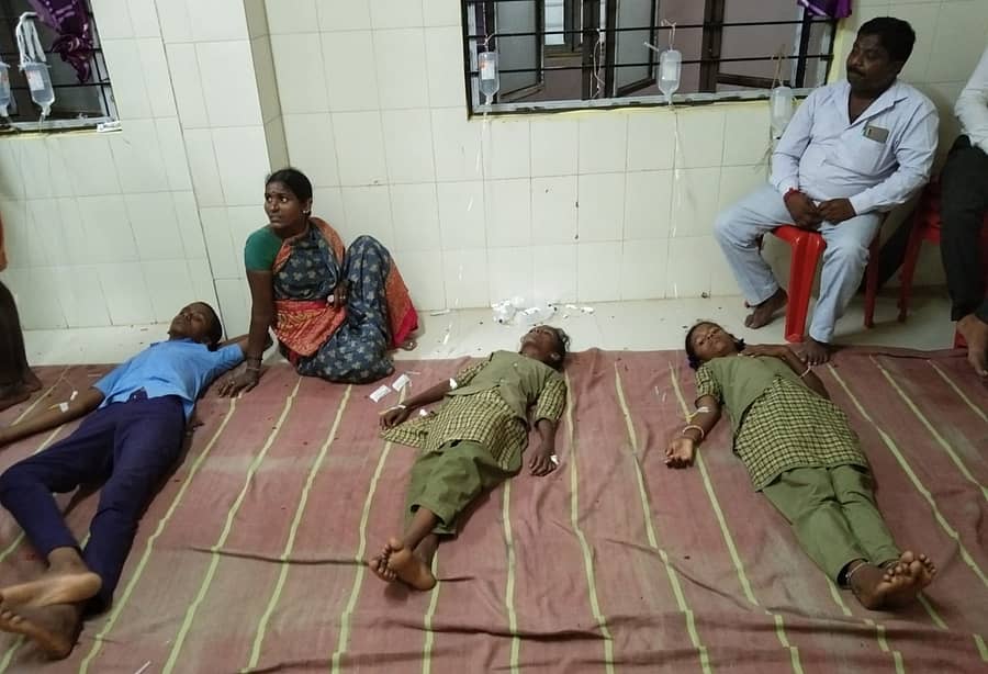 ಕುಷ್ಟಗಿ ತಾಲ್ಲೂಕು ಬಿಜಕಲ್ ಶಾಲೆ ಮಕ್ಕಳು ಚಿಕಿತ್ಸೆಗೆ ಸರ್ಕಾರಿ ಆಸ್ಪತ್ರೆಗೆ ದಾಖಲಾಗಿರುವುದು