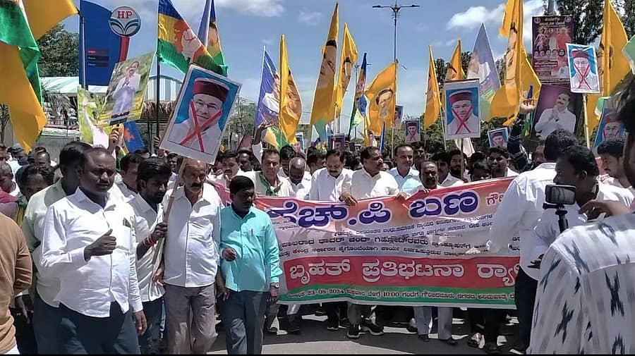 ರಾಜ್ಯಪಾಲರ ಕ್ರಮ ಖಂಡಿಸಿ ಗೌರಿಬಿದನೂರಿನಲ್ಲಿ ಶಾಸಕ ಕೆ.ಎಚ್ ಪುಟ್ಟಸ್ವಾಮಿ ಗೌಡ ಅವರ ನೇತೃತ್ವದಲ್ಲಿ ಪ್ರತಿಭಟನೆ ನಡೆಯಿತು