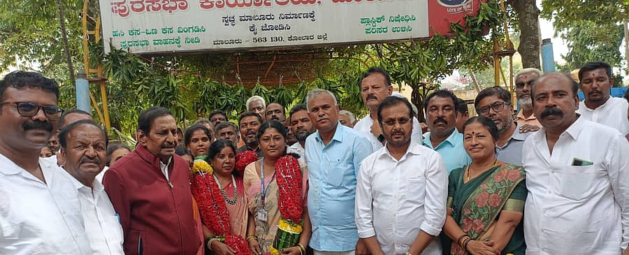 <div class="paragraphs"><p>ಮಾಲೂರು ಪುರಸಭೆಯ ಅಧ್ಯಕ್ಷ ಮತ್ತು ಉಪಾಧ್ಯಕ್ಷ ಸ್ಥಾನಗಳಿಗೆ ಶುಕ್ರವಾರ ನಡೆದ ಚುನಾವಣೆಯಲ್ಲಿ ಕಾಂಗ್ರೆಸ್ ನ ಪುರಸಭಾ ಸದಸ್ಯೆಕೋಮಲ ನಾರಾಯಣ್ ಅಧ್ಯಕ್ಷರಾಗಿ ಹಾಗೂ ಕಾಂಗ್ರೆಸ್ ನಲ್ಲೇ ಗುರ್ತಿಸಿಕೊಂಡಿದ್ದ, ಬಿಜೆಪಿ ಪುರಸಭೆ ಸದಸ್ಯೆ ವಿಜಯಲಕ್ಷ್ಮಿ ಕೃಷ್ಣಪ್ಪ ಉಪಾಧ್ಯಕ್ಷರಾಗಿ ಆಯ್ಕೆಯಾಗಿದ್ದಾರೆ.</p></div>