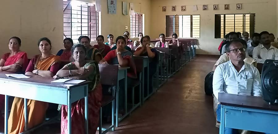 ನಾಪೋಕ್ಲು ಸಮೀಪದ ಮೂರ್ನಾಡಿನ ಸರ್ಕಾರಿ ಪ್ರೌಢಶಾಲೆಯಲ್ಲಿ ಗಣಿತ ವಿಷಯ ಶಿಕ್ಷಕರ ವೇದಿಕೆ ವತಿಯಿಂದ ಶುಕ್ರವಾರ ಆಯೋಜಿಸಲಾಗಿದ್ದ ಕಾರ್ಯಾಗಾರದಲ್ಲಿ ಶಿಕ್ಷಕರು ಪಾಲ್ಗೊಂಡಿದ್ದರು