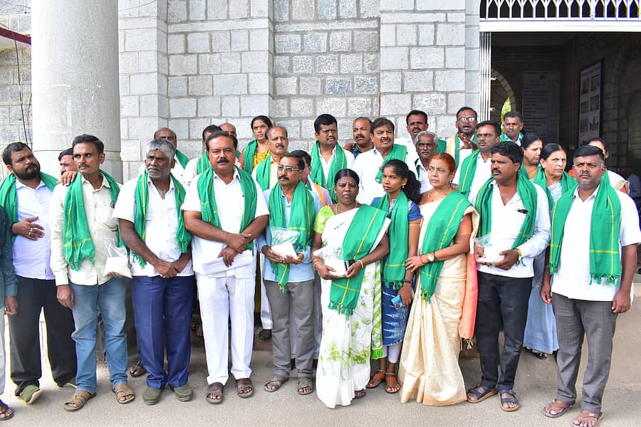 ಮೈಷುಗರ್‌ ಸಕ್ಕರೆ ಕಾರ್ಖಾನೆ ಬಗ್ಗೆ ಬಿಜೆಪಿ ಮುಖಂಡರಿಂದ ನಡೆಯುತ್ತಿರುವ ಅಪಪ್ರಚಾರವನ್ನು ಖಂಡಿಸಿ, ಜಿಲ್ಲಾ ಕಾಂಗ್ರೆಸ್‌ ಸಮಿತಿ ಕಿಸಾನ್‌ ಘಟಕದ ವತಿಯಿಂದ ಮಂಡ್ಯ ಜಿಲ್ಲಾಧಿಕಾರಿ ಕಚೇರಿ ಮುಂಭಾಗ ಪ್ರತಿಭಟನೆ ನಡೆಯಿತು