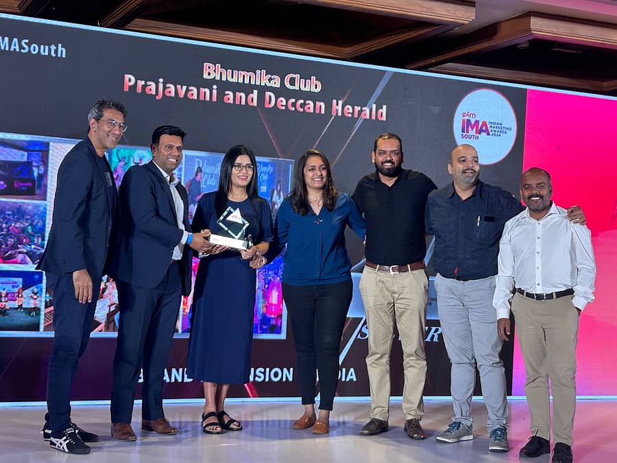 ‘ಎಕ್ಸ್‌ಚೇಂಜ್ ಫಾರ್ ಮೀಡಿಯಾ’ ಸಂಸ್ಥೆಯು ನೀಡುವ ಇಂಡಿಯನ್ ಮಾರ್ಕೆಟಿಂಗ್ ಅವಾರ್ಡ್ಸ್‌–2024 (ಐಎಂಎ–ಸೌಥ್)ನ ಎರಡು ವಿಭಾಗಗಳಲ್ಲಿ ಪ್ರಶಸ್ತಿ ಸ್ವೀಕರಿಸಿದ ‘ಪ್ರಜಾವಾಣಿ–ಡೆಕ್ಕನ್ ಹೆರಾಲ್ಡ್’ ಬಳಗದ ಸಿಬ್ಬಂದಿ
‍
