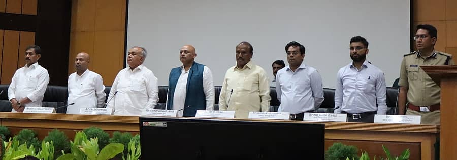 <div class="paragraphs"><p>ರಾಮನಗರದ ಜಿಲ್ಲಾ ಪಂಚಾಯಿತಿ ಸಭಾಂಗಣದಲ್ಲಿ ಶುಕ್ರವಾರ ನಡೆದ ಕೆಡಿಪಿ ಪ್ರಗತಿ ಪರಿಶೀಲನಾ ಸಭೆ</p></div>