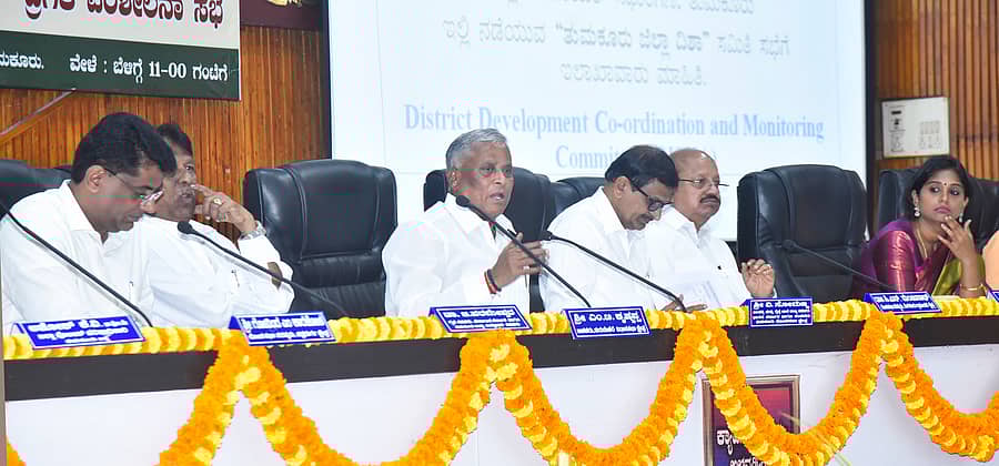 ತುಮಕೂರಿನಲ್ಲಿ ಶುಕ್ರವಾರ ದಿಶಾ ಸಭೆ ಕೇಂದ್ರ ಸಚಿವ ವಿ.ಸೋಮಣ್ಣ ಅಧ್ಯಕ್ಷತೆಯಲ್ಲಿ ನಡೆಯಿತು. ಜಿ.ಪಂ ಸಿಇಒ ಜಿ.ಪ್ರಭು, ಶಾಸಕ ಎಂ.ಟಿ.ಕೃಷ್ಣಪ್ಪ, ಸಂಸದ ಡಾ.ಸಿ.ಎನ್.ಮಂಜುನಾಥ್, ಟಿ.ಬಿ.ಜಯಚಂದ್ರ, ಜಿಲ್ಲಾಧಿಕಾರಿ ಶುಭ ಕಲ್ಯಾಣ್ ಉಪಸ್ಥಿತರಿದ್ದರು