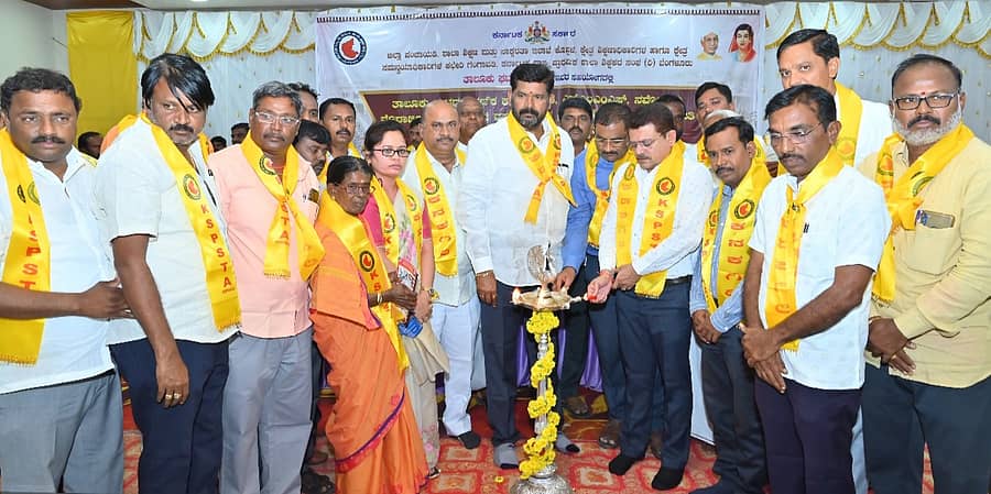 ಕನಕಗಿರಿಯ ರಂಭಾಪುರಿ ಕಲ್ಯಾಣ ಮಂಟಪದಲ್ಲಿ ಶನಿವಾರ ನಡೆದ ಶೈಕ್ಷಣಿಕ ಕಾರ್ಯಾಗಾರವನ್ನು ಜಿಲ್ಲಾ ಉಸ್ತುವಾರಿ ಸಚಿವ ಶಿವರಾಜ ತಂಗಡಗಿ ಅವರು ಉದ್ಘಾಟಿಸಿದರು