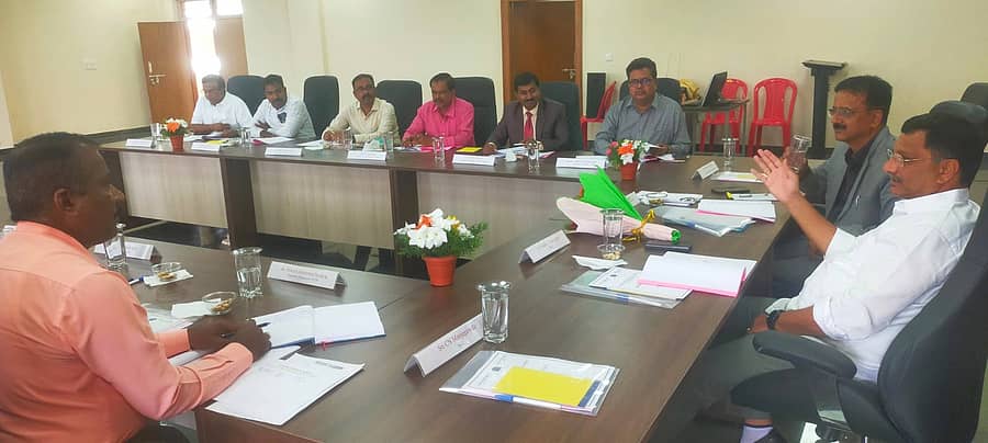 ಮಂಡ್ಯ ವಿಶ್ವವಿದ್ಯಾಲಯದ ಆಡಳಿತ ಭವನದಲ್ಲಿ ಶುಕ್ರವಾರ ಘಟಿಕೋತ್ಸವ ಸಂಬಂಧ ನಡೆದ ಸಭೆಯಲ್ಲಿ ವಿವಿಯ ವಿದ್ಯಾವಿಷಯಕ ಪರಿಷತ್ತಿನ ಸದಸ್ಯರೂ ಆದ ವಿಧಾನ ಪರಿಷತ್ತಿನ ಸದಸ್ಯ ಮಧು ಜಿ.ಮಾದೇಗೌಡ ಮಾತನಾಡಿದರು. ವಿವಿ ಕುಲಪತಿ ಡಾ.ಪುಟ್ಟರಾಜು ಪಾಲ್ಗೊಂಡಿದ್ದರು