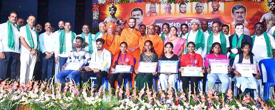 <div class="paragraphs"><p>ತುಮಕೂರಿನಲ್ಲಿ ಶನಿವಾರ ಒಕ್ಕಲಿಗರ ಸಂಘ, ಒಕ್ಕಲಿಗರ ನೌಕರರ ವೇದಿಕೆಯಿಂದ ವಿದ್ಯಾರ್ಥಿಗಳಿಗೆ ಪ್ರತಿಭಾ ಪುರಸ್ಕಾರ ವಿತರಿಸಲಾಯಿತು. ನಂಜಾವಧೂತ ಸ್ವಾಮೀಜಿ, ಸಿದ್ದರಾಮ ಚೈತನ್ಯ ಸ್ವಾಮೀಜಿ, ಮಂಗಳನಾಥ ಸ್ವಾಮೀಜಿ, ಶಾಸಕ ಸಿ.ಎನ್.ಬಾಲಕೃಷ್ಣ, ಮುಖಂಡರಾದ ಎಚ್.ನಿಂಗಪ್ಪ, ಮೊದಲಾದವರು ಪಾಲ್ಗೊಂಡಿದ್ದರು</p></div>