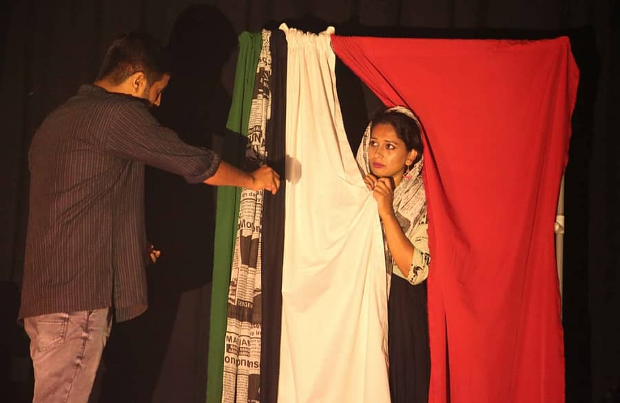 ಶಿಕಾರಿಪುರದ ಗುಡಿ ಸಾಂಸ್ಕೃತಿಕ ಕೇಂದ್ರದಲ್ಲಿ ಈಚೆಗೆ ಕಲಾವಿದೆ ಅಕ್ಷತಾ ಪಾಂಡವಪುರ ನಟನೆಯ ಲೀಕೌಟ್ ನಾಟಕ ಪ್ರದರ್ಶನ ನಡೆಯಿತು.