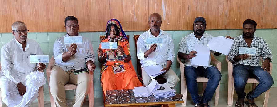 ರಾಜನಕೋಳೂರು ಗ್ರಾಮ ಪಂಚಾಯಿತಿಯಲ್ಲಿ ಅನುದಾನ ದುರುಪಯೋಗದ ಕುರಿತು ಗ್ರಾ.ಪಂ.ಅಧ್ಯಕ್ಷೆ ಮೋತಿಬಾಯಿ ರಾಠೋಡ, ಇತರು ಸದಸ್ಯರು ಶನಿವಾರ ಹುಣಸಗಿಯಲ್ಲಿ ದಾಖಲೆಗಳನ್ನು ಪ್ರದರ್ಶಿಸಿದರು