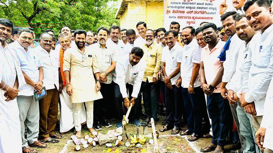 ಕನಕಗಿರಿಯಲ್ಲಿ ಸರ್ಕೀಟ್ ಹೌಸ್ ನಿರ್ಮಾಣಕ್ಕೆ ಜಿಲ್ಲಾ ಉಸ್ತುವಾರಿ ಸಚಿವ ಶಿವರಾಜ ತಂಗಡಗಿ ಅವರು ಭೂಮಿ ಪೂಜೆ ನೆರವೇರಿಸಿದರು