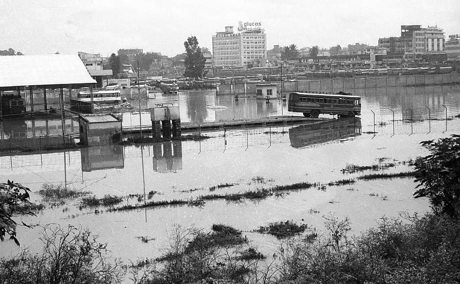 ಕೆರೆಯಲ್ಲಿ ಬಸ್ ನಿಲ್ದಾಣವೊಂದನ್ನು ಮಾಡಿ...