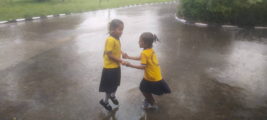 ಡಂಬಳದಲ್ಲಿ ಶನಿವಾರ ಮಧ್ಯಾಹ್ನ ಸುರಿದ ಮಳೆಯಲ್ಲೆ ಸ್ಥಳೀಯ ತೋಂಟದಾರ್ಯ ಬಸವೇಶ್ವರ ಇಂಗ್ಲಿಷ್ಲ ಮಾಧ್ಯಮ ಶಾಲೆಯ ಪುಟಾಣಿ ವಿದ್ಯಾರ್ಥಿಗಳು ಮಳೆಯಲ್ಲೆ ನೃತ್ಯ ಮಾಡುವ ಮೂಲಕ ಸಂಭ್ರಮಿಸಿದರು