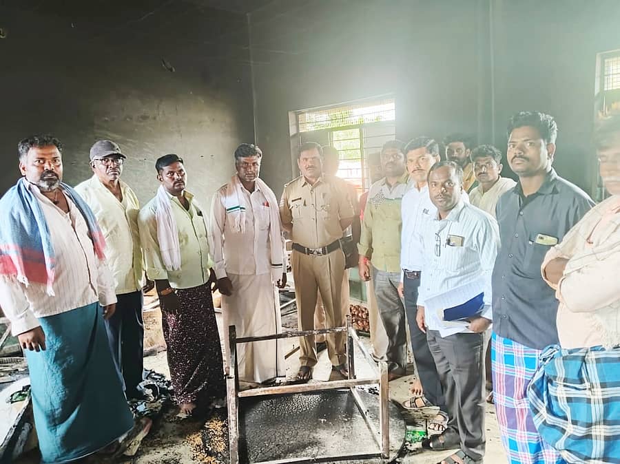 ಅರಸೀಕೆರೆ ಹೋಬಳಿಯ ಕ್ಯಾರಕಟ್ಟೆ ಸರ್ಕಾರಿ ಹಿರಿಯ ಪ್ರಾಥಮಿಕ ಶಾಲೆಯ ದಾಸ್ತಾನು ಕೊಠಡಿಗೆ ಬೆಂಕಿ ತಗುಲಿ ಹಾನಿಯಾದ ಸ್ಥಳಕ್ಕೆ ಅರಸೀಕೆರೆ ಪೊಲೀಸರು ಭೇಟಿ ನೀಡಿ ಪರಿಶೀಲನೆ ನಡೆಸಿದರು