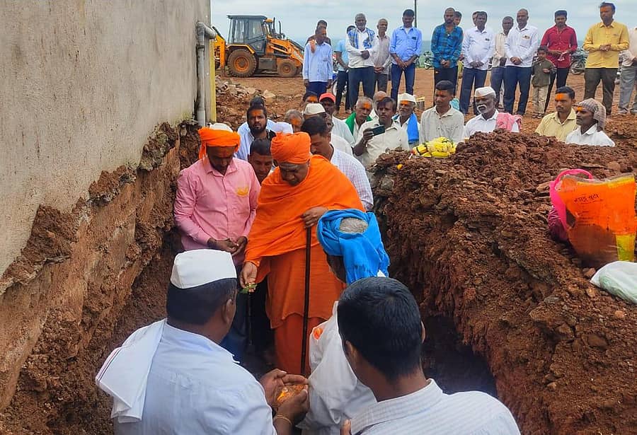 ಹುಕ್ಕೇರಿ ತಾಲ್ಲೂಕಿನ ಬೆಳವಿ ಗ್ರಾಮದಲ್ಲಿ ಪ್ರಾಚೀನ ದೇವಸ್ಥಾನಗಳಿಗೆ ರೂ.3 ಕೋಟಿ ವೆಚ್ಚದ ಶಿಲಾನ್ಯಾಸ ಕಾಮಗಾರಿಗೆ ಚಿಕ್ಕೋಡಿ ಸಂಪಾದನಾ ಸ್ವಾಮೀಜಿ ಚಾಲನೆ ನೀಡಿದರು.