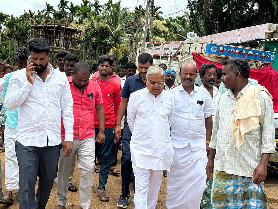 ಭಾರಿ ಮಳೆಯಿಂದ ಹಾನಿಗೊಳಗಾಗಿರುವ ಓಬಣ್ಣನಹಳ್ಳಿ ಗ್ರಾಮಕ್ಕೆ ಸಂಸದ ಗೋವಿಂದ ಕಾರಜೋಳ ಶನಿವಾರ ಭೇಟಿ ನೀಡಿ ಪರಿಶೀಲನೆ ನಡೆಸಿದರು